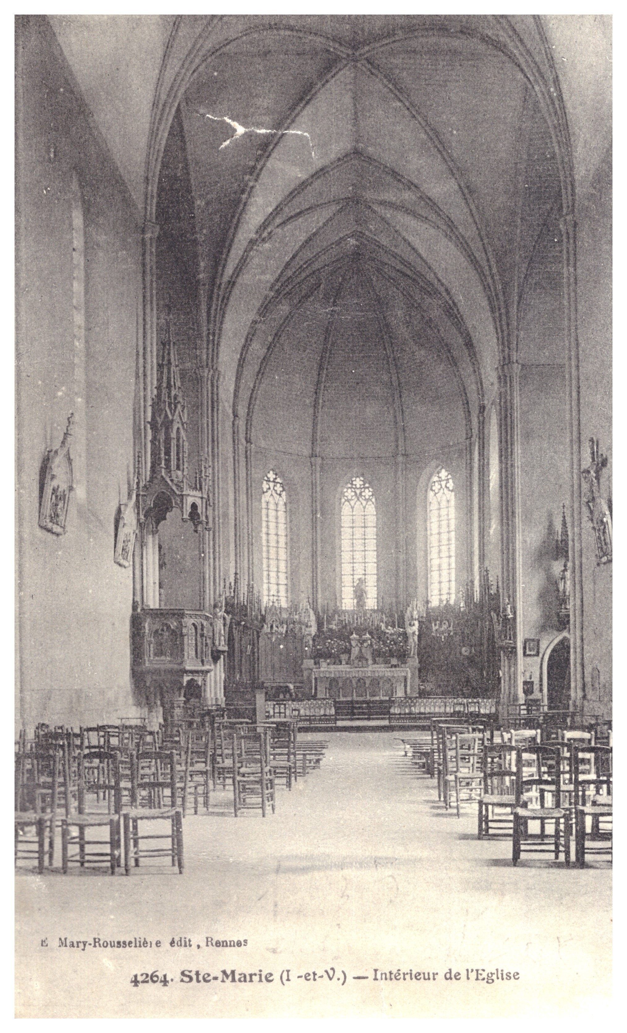 Intérieur de l'église avec anciens vitraux