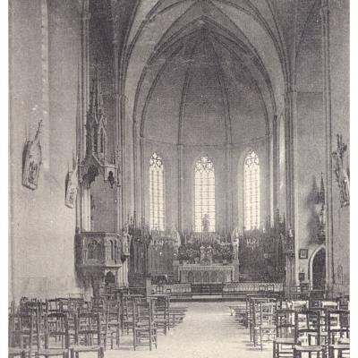 Intérieur de l'église avec anciens vitraux